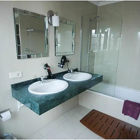 43 Sea Views, Pool,games,hot Tub, Office With Computer+ Wifi Villa Playa Blanca (Lanzarote)