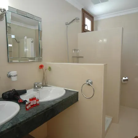 43 Sea Views, Pool,games,hot Tub, Office With Computer+ Wifi Villa
